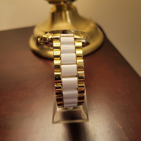 Brand New White & Gold Women's Watch - Picture 4 of 4
